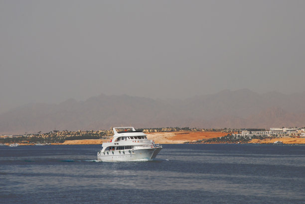 位于埃及沙姆沙伊赫附近红海的潜水船图片下载