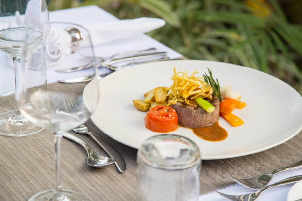 牛排配清蒸蔬菜，精致菜肴，创意餐厅用餐理念图片下载