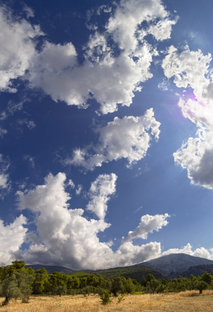 在希腊埃维亚岛的一个村庄，在即将来临的夏季风暴之前，巨大的积云的全景图片下载