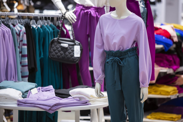 衣架上有不同颜色的人体模型和衣服图片下载