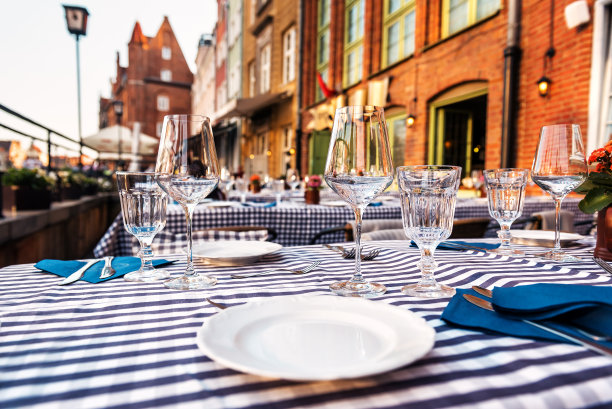 玻璃和盘子在街上的餐馆的桌子上图片下载