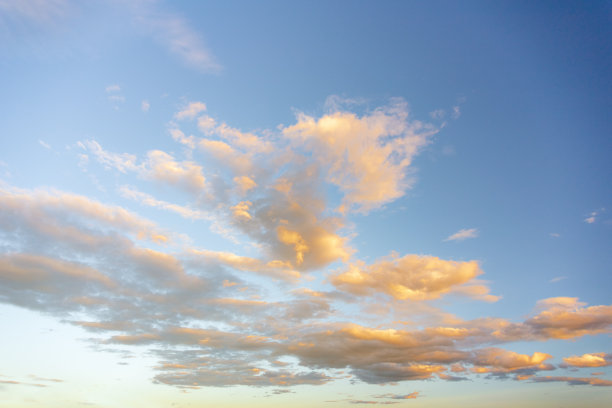背景有神奇的天空和云彩在黎明，日出图片下载