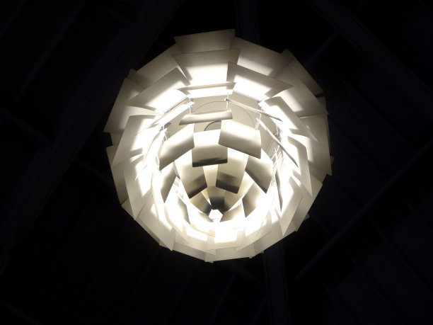 塑料单色现代黑白设计师的球球状天花板灯罩，矩形垂坠的吊灯照明，现代色调的珍珠灯泡为休息室或卧室提供柔和的气氛照明图片下载