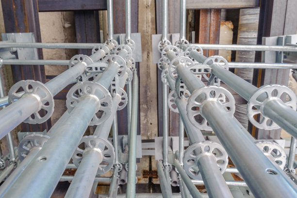 在重建的桥梁上有一个支撑体系为支架的横梁图片下载