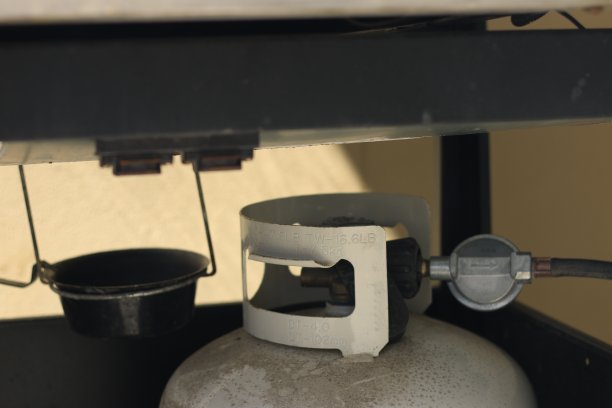 丙烷罐连在烤肉架上图片下载