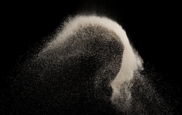 细沙白色飞溅爆炸孤立在黑色背景上，发射冻结停止运动对象设计图片下载
