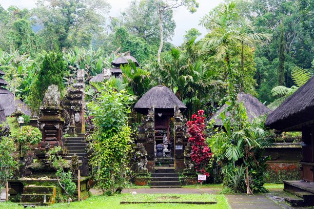 绿色丛林中的印度教寺庙与传统的puras图片下载