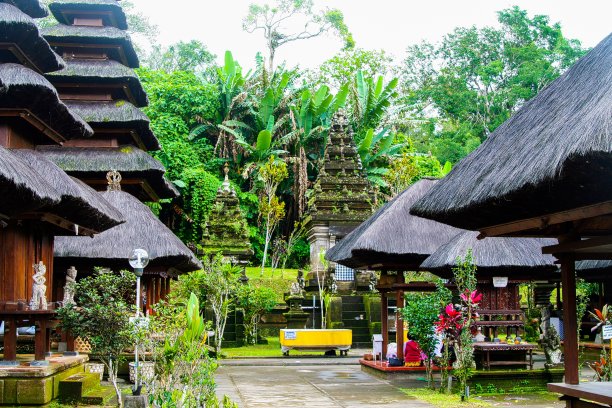 绿色丛林中的印度教寺庙与传统的puras图片下载