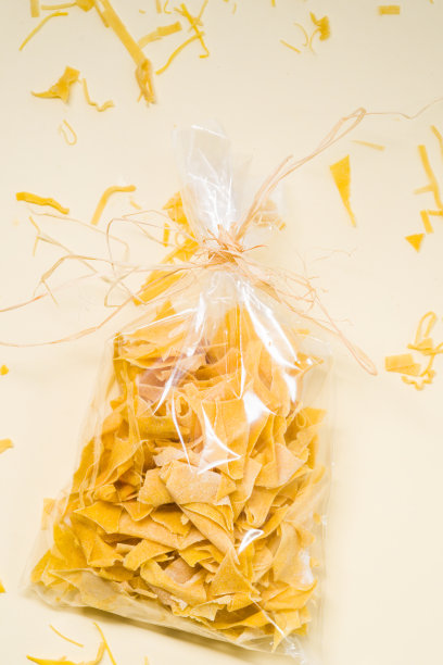 生意大利面准备好，用塑料袋包好图片下载