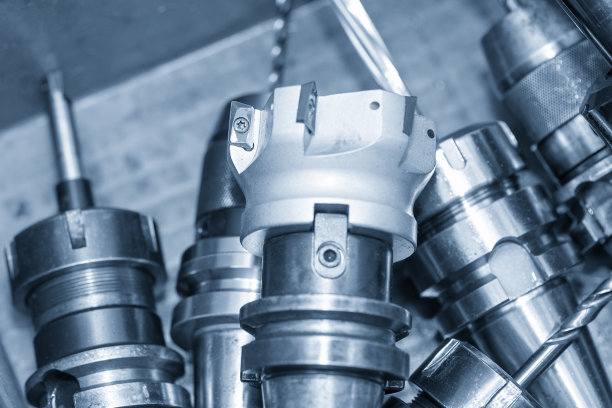 各种类型的刀具用于数控铣床的箱体内。图片下载