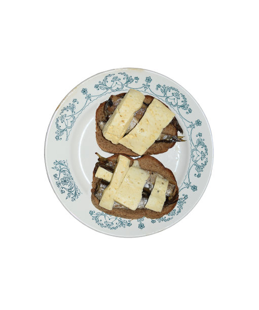 一盘奶酪三明治和小鲱鱼图片下载