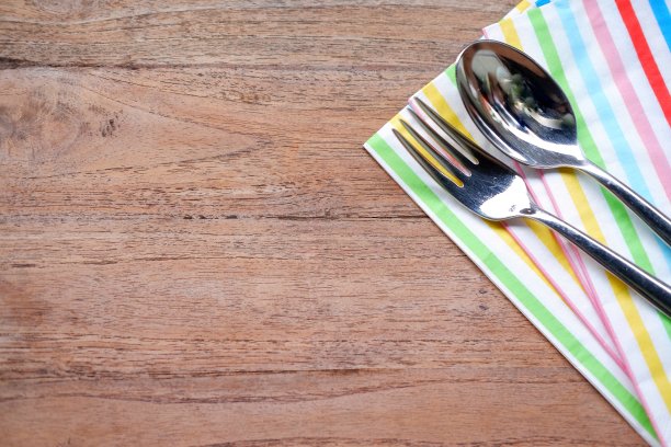 勺子和叉子放在旧的木制背景上图片下载