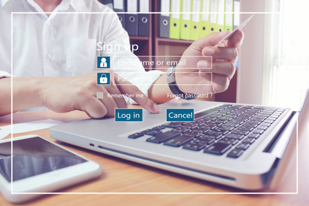 商人使用笔记本电脑和手握信用卡与注册或登录用户名密码，GDPR。网络安全和隐私概念图片下载