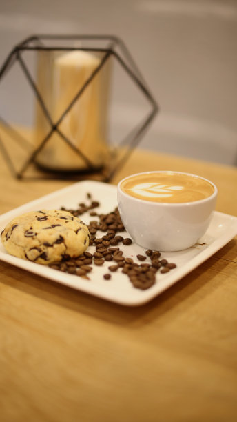 手工制作的美味咖啡及其上桌方式的迷人图像。咖啡上有郁金香图案，非常开胃。安卡拉/土耳其 2019年10月6日图片下载