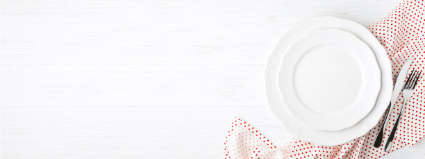 白色空盘子上的圆点餐巾。图片下载