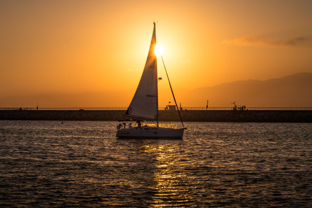 帆船在日落时分图片下载