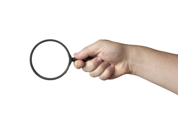 手拿放大镜，白色背景图片下载