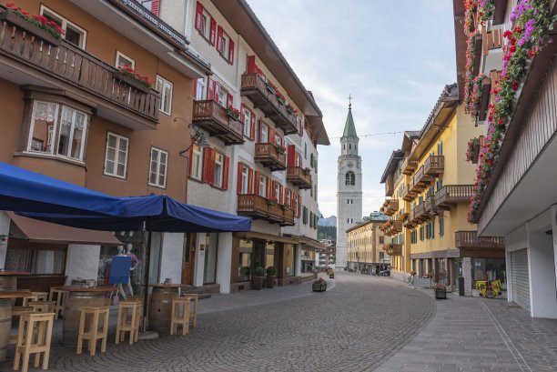 夏天的意大利小镇科尔蒂纳图片下载