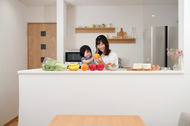 妈妈和宝宝在厨房准备健康午餐图片下载