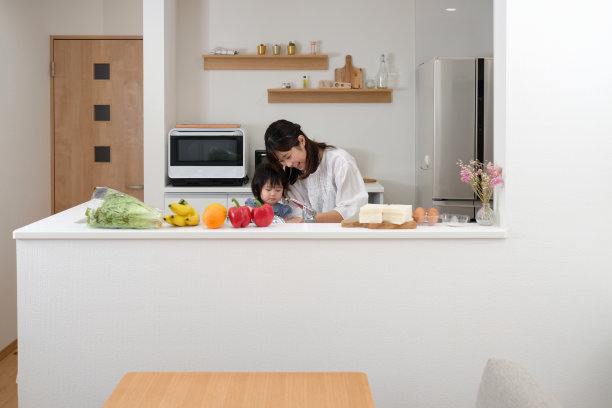 妈妈和宝宝在厨房准备健康午餐图片下载