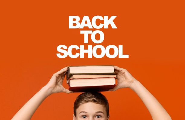 一个正面的男生，头上顶着一堆书图片下载