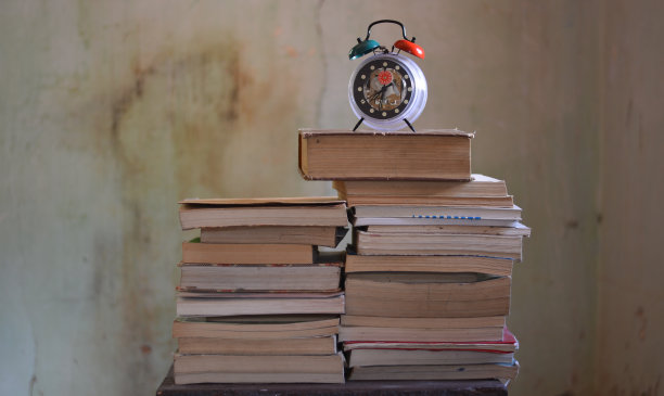 闹钟提醒我们该回学校了图片下载