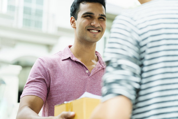 递送理念概念印度信使处理包装产品与客户与快乐的房子门入口图片下载