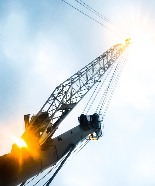 港口起重机对着天空。货物工业港口图片下载