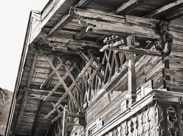 黑色和白色的图像古老的传统巴伐利亚木材，房子的上部图片下载