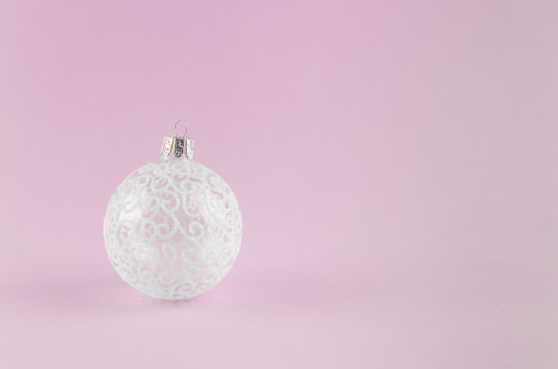 粉红色背景上的漂亮新年球。新年,圣诞节素材图片