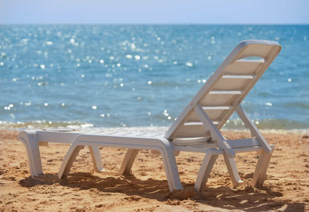 躺椅放在沙滩上，亚速海的岸边图片下载