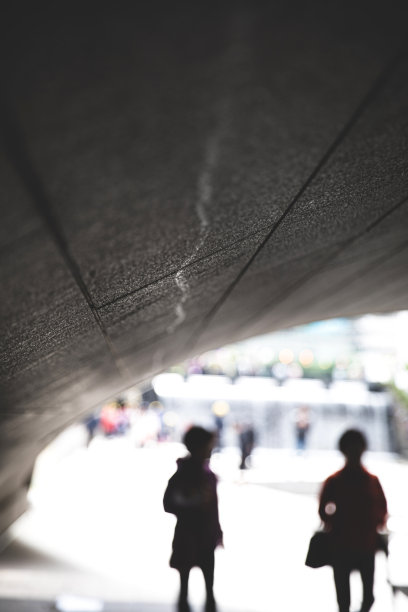 散焦的人们在城市的桥下行走图片下载