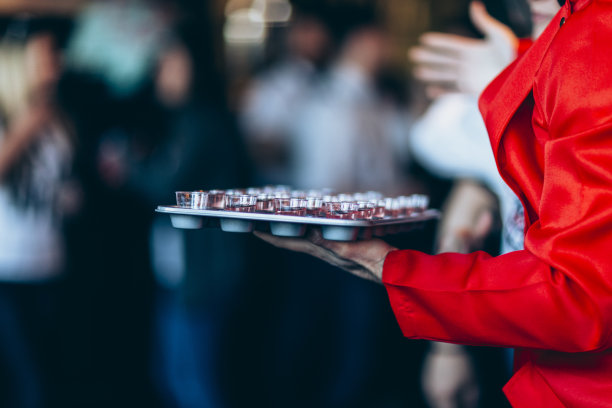 谁想喝烈酒图片下载