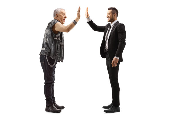 商人与成熟的摇滚歌手击掌图片下载