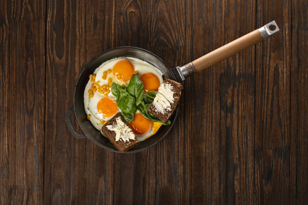 煎锅，煎蛋，铸铁平底锅，阳面，不锈钢，橄榄油，煎饼，白色背景，食谱图片下载