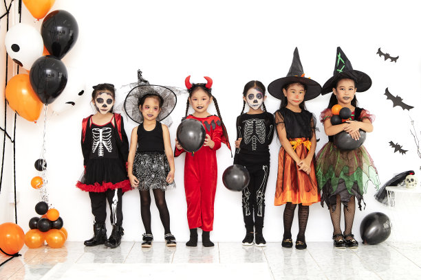 可爱的小朋友雕刻南瓜准备万圣节。家里有有趣的孩子。图片下载