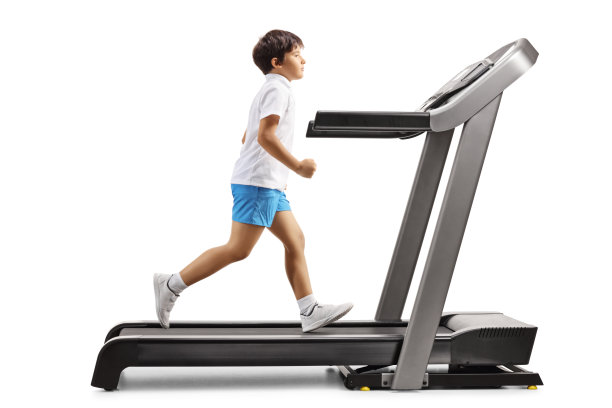 男孩在跑步机上跑步图片下载