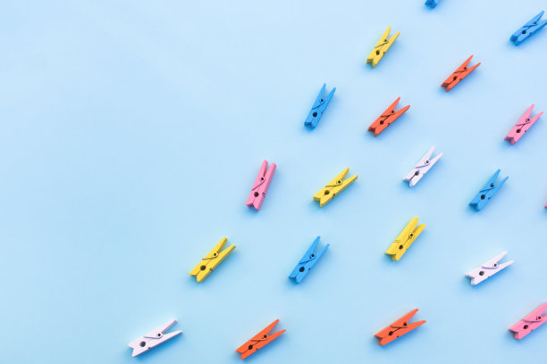 蓝色背景上的多色衣夹。图片下载