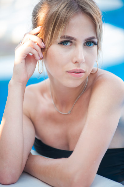 时尚户外照片华丽性感的女孩金发在泳衣放松游泳池附近图片下载