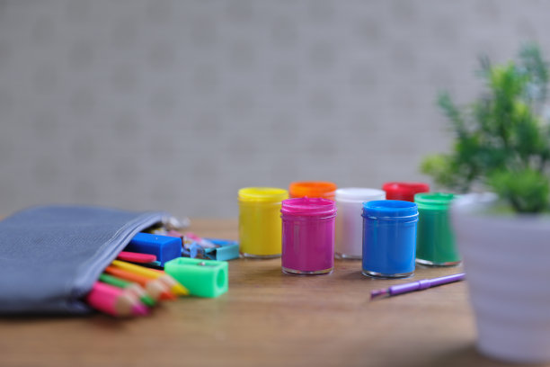 水彩和刷子。调色板用多种颜色的水彩颜料制成的调色板爱好和创造力与回到学校的设备。图片下载