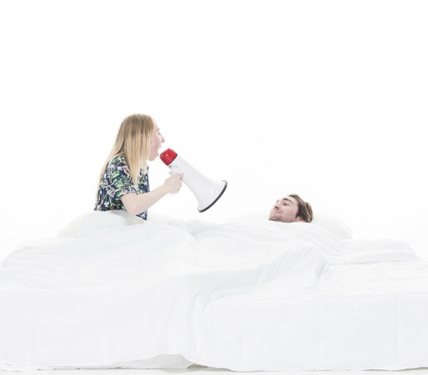 愤怒的妻子用扩音器对着丈夫大喊大叫图片下载