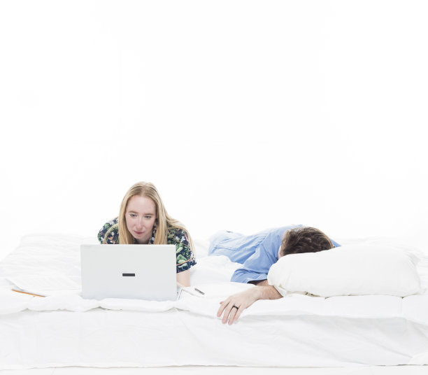 妻子工作到很晚，而丈夫在工作图片下载