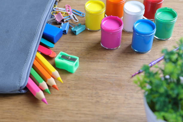 水彩和刷子。调色板用多种颜色的水彩颜料制成的调色板爱好和创造力与回到学校的设备。图片下载