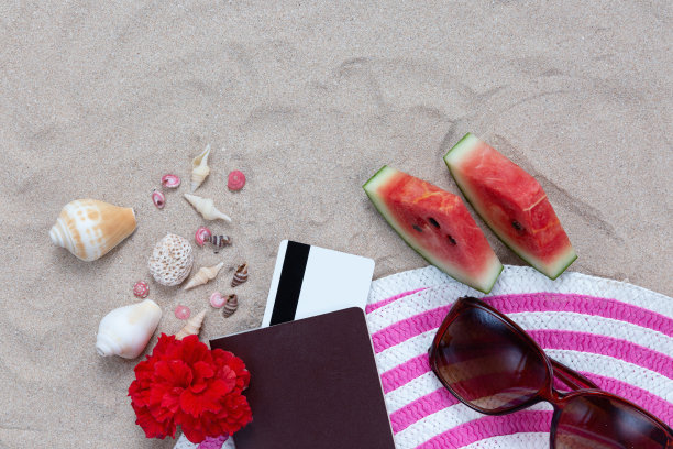 海滩配件在海滩上的桌子-暑假图片下载