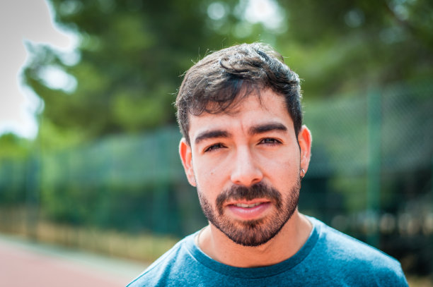 一个男人在户外运动的肖像图片下载