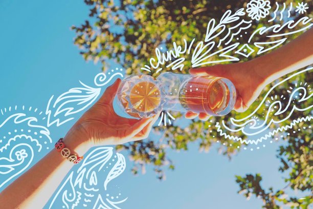 蓝色的天空下，两杯清酒的欢呼声图片下载