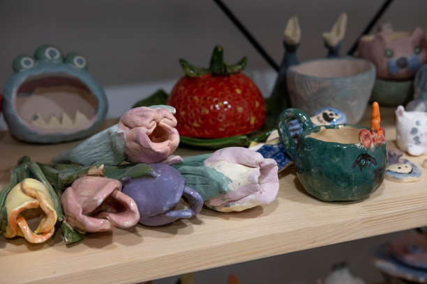 粘土工艺品的照片，孩子们在教室里令人眼花缭乱。许多手工制品都是粘土做的。粘土工艺品的例子。孩子们的创造力图片下载