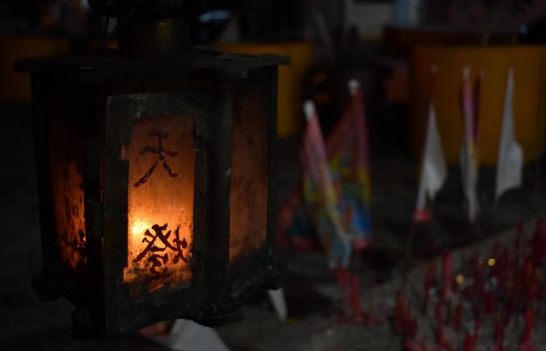 上面刻着天灯的中国灯笼图片下载