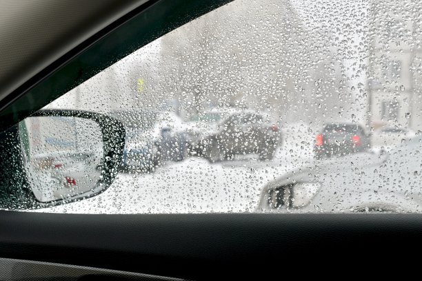 从车窗里看到了白雪覆盖的庭院。图片下载