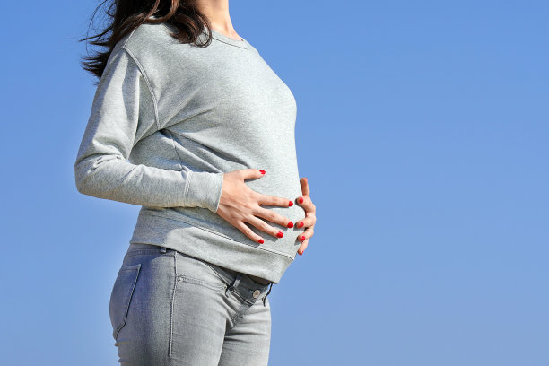 孕妇用手触摸腹部的特写图片图片下载